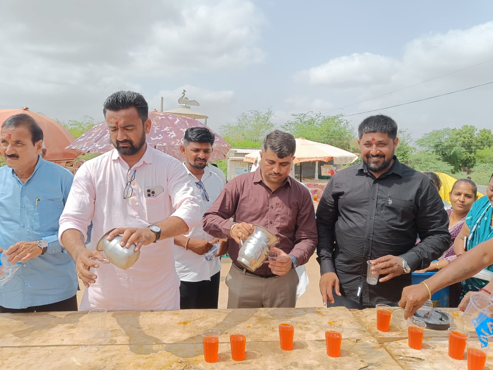 ભાભરના અબાળા ગામે સેવાભાવી કાર્ય: જોગણી માતાજી મંદિરે દર્શનાર્થીઓ માટે ઠંડા લીંબુ શરબતનું વિનામૂલ્યે વિતરણ